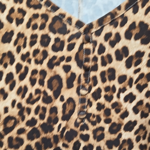 Torrid Women's Plus Size 2 Leopard Print V-Neck Short Sleeve Tee - Picture 4 of 6